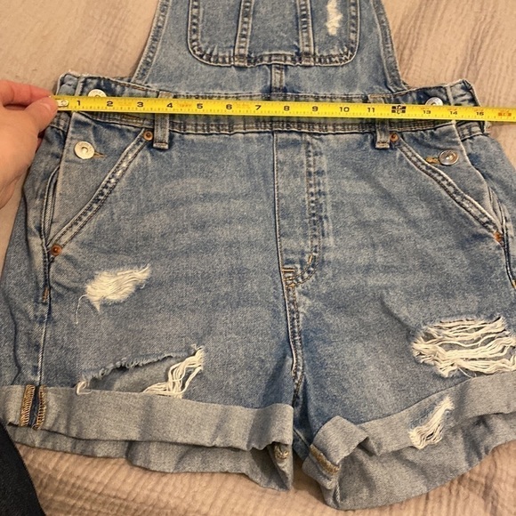 H&M blue denim overalls shorts. Size 4 - Picture 13 of 15